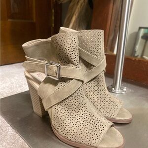 Womens Ankle Bootie Heel Restricted Size 7.5 Nude / Tan Faux Leather